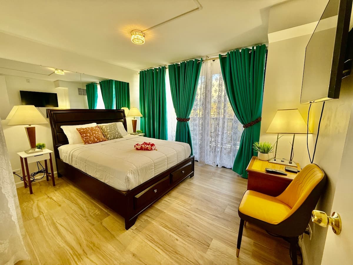 Condo in Honolulu · ★4.88 · 1 bedroom · 3 beds · 1 private bath - Photo 3