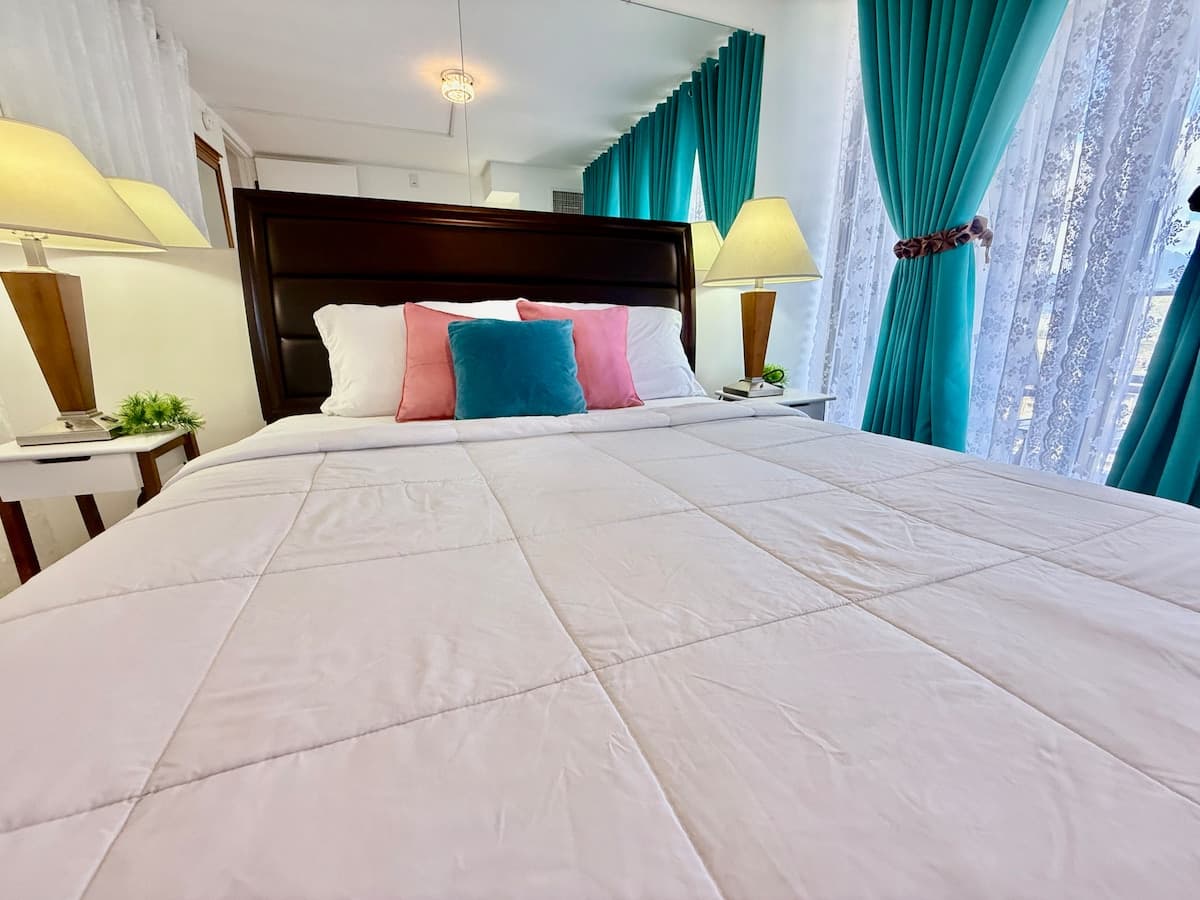 Condo in Honolulu · ★4.88 · 1 bedroom · 3 beds · 1 private bath - Photo 4
