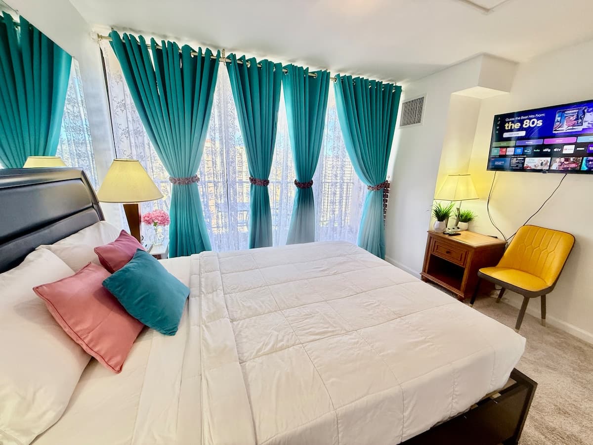 Condo in Honolulu · ★4.88 · 1 bedroom · 3 beds · 1 private bath - Photo 5
