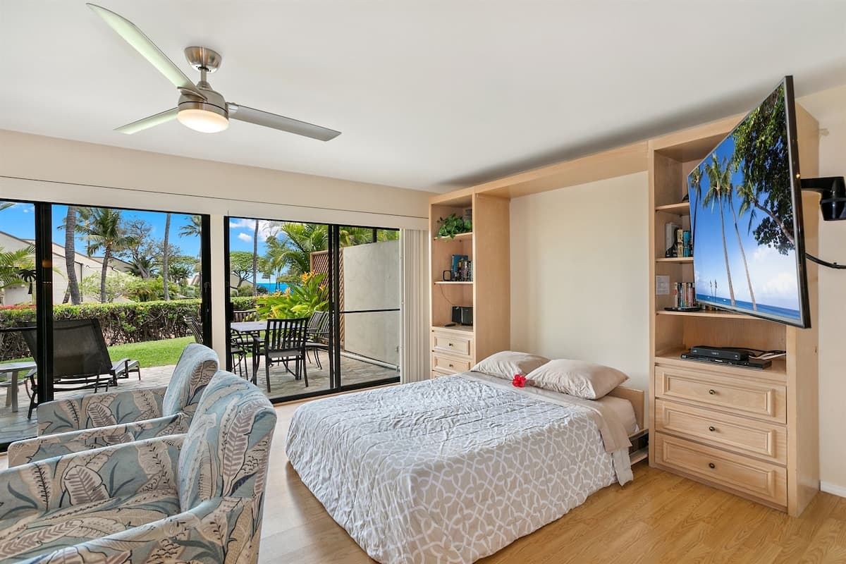 Condo in Kihei · ★4.9 · 1 bedroom · 2 beds · 2 private baths - Photo 4