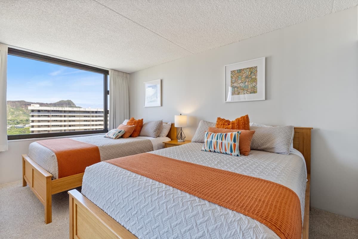 Condo in Honolulu · ★4.63 · 1 bedroom · 2 beds · 1 private bath - Photo 2