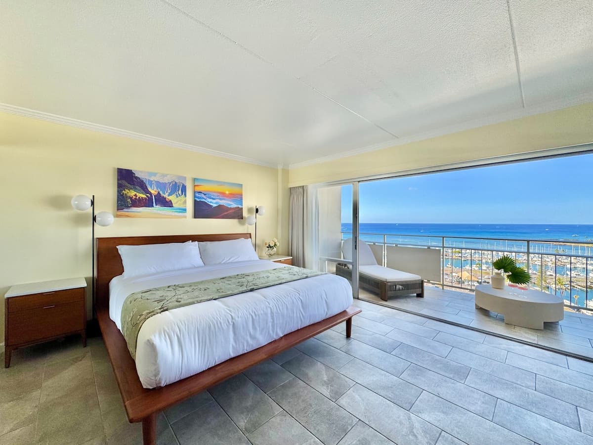Condo in Honolulu · ★4.88 · 1 bedroom · 2 beds · 1 private bath - Photo 4
