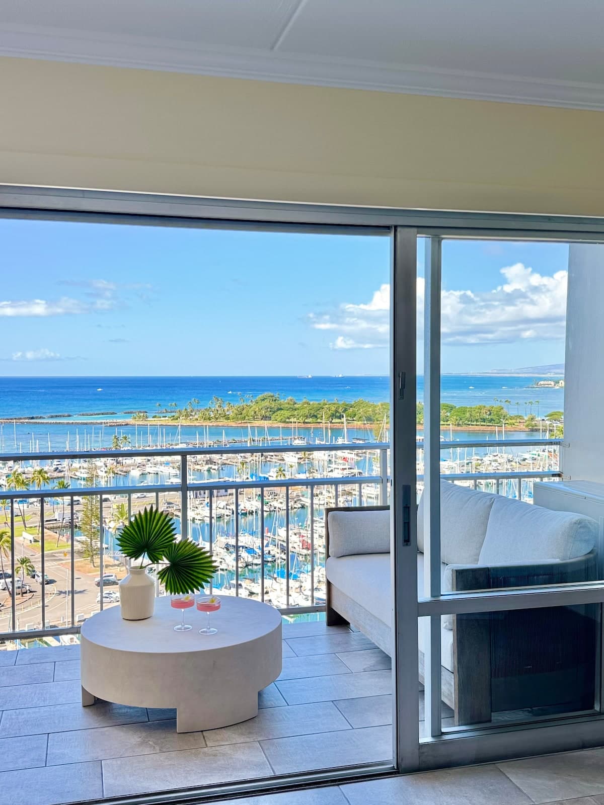 Condo in Honolulu · ★4.88 · 1 bedroom · 2 beds · 1 private bath - Photo 5