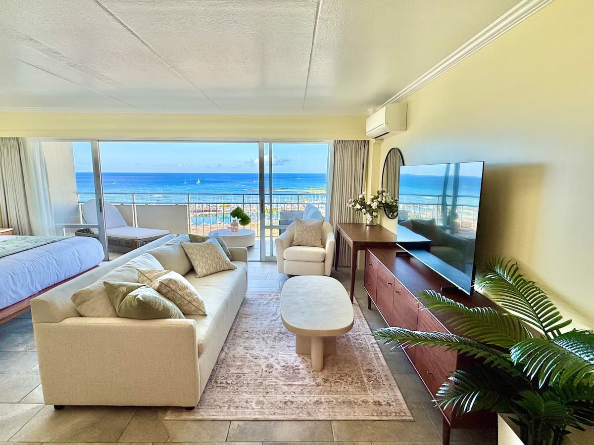 Condo in Honolulu · ★4.88 · 1 bedroom · 2 beds · 1 private bath - Photo 2