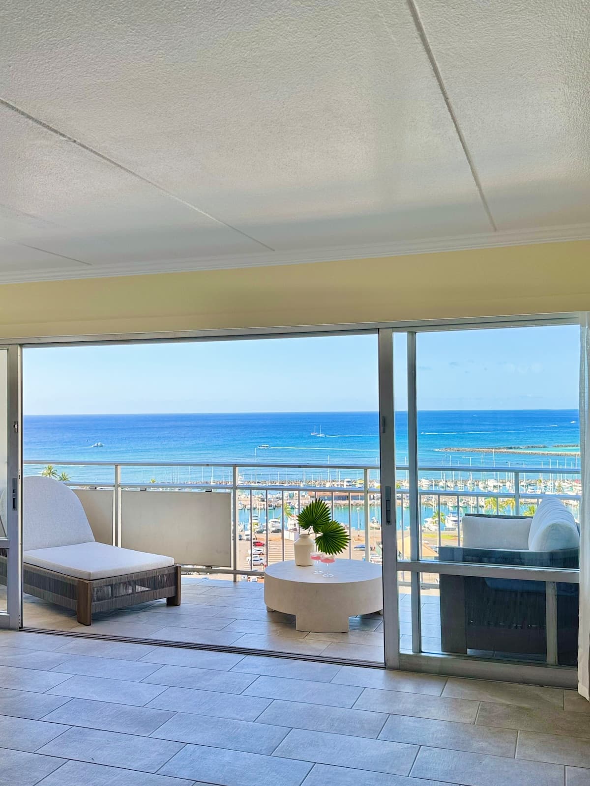 Condo in Honolulu · ★4.88 · 1 bedroom · 2 beds · 1 private bath - Photo 3