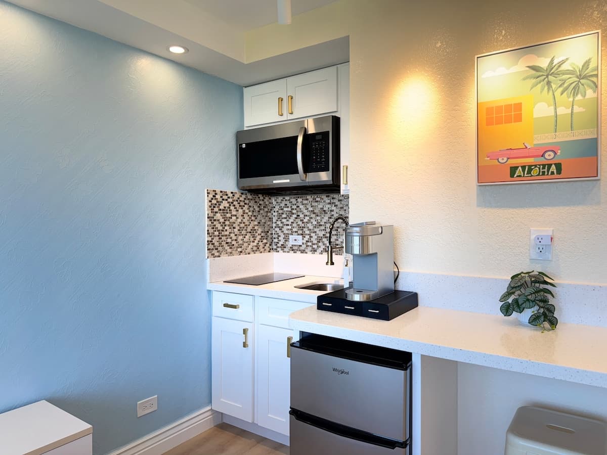 12*Waikiki Cozy Ocean View Condo Parking Available - Photo 3