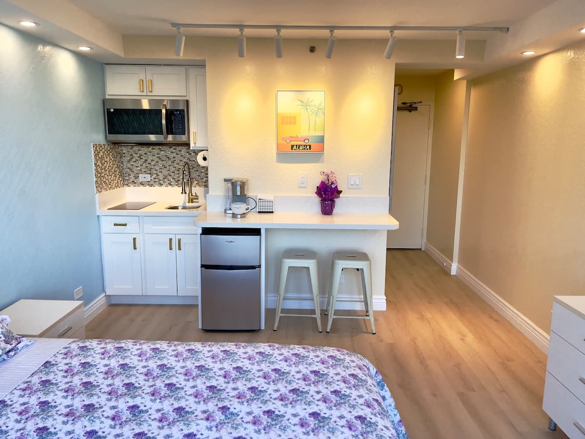 12*Waikiki Cozy Ocean View Condo Parking Available - Photo 1