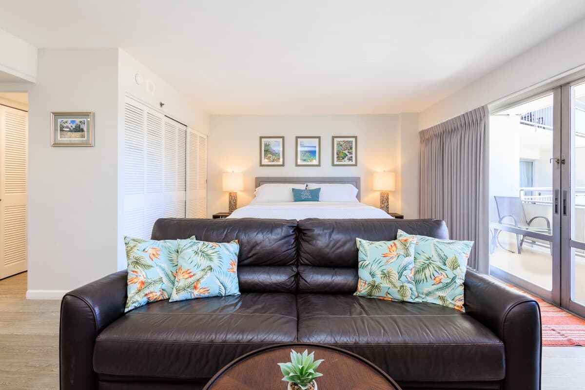 Beautiful Ocean and Lagoon view condo-Free Parking - Photo 2
