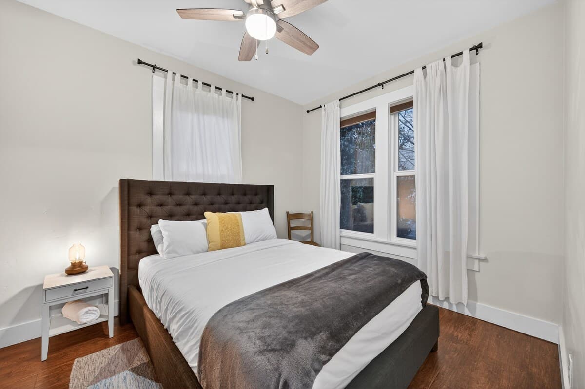 1920s Midtown Bungalow, Walkable to Dining - Photo 2