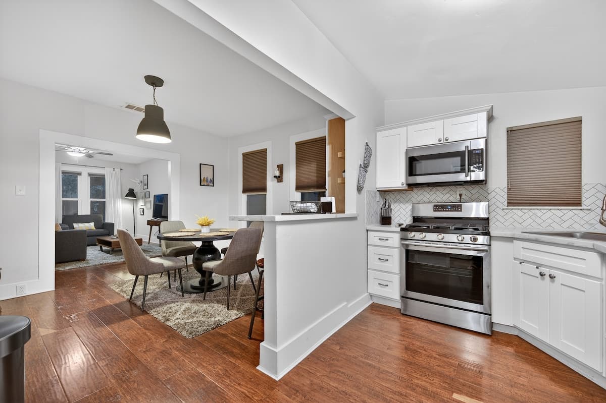 1920s Midtown Bungalow, Walkable to Dining - Photo 5