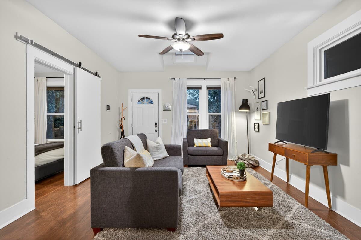 1920s Midtown Bungalow, Walkable to Dining - Photo 3