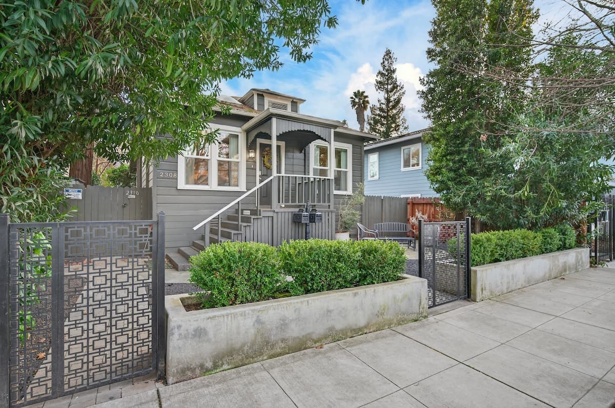 1920s Midtown Bungalow, Walkable to Dining - Photo 4
