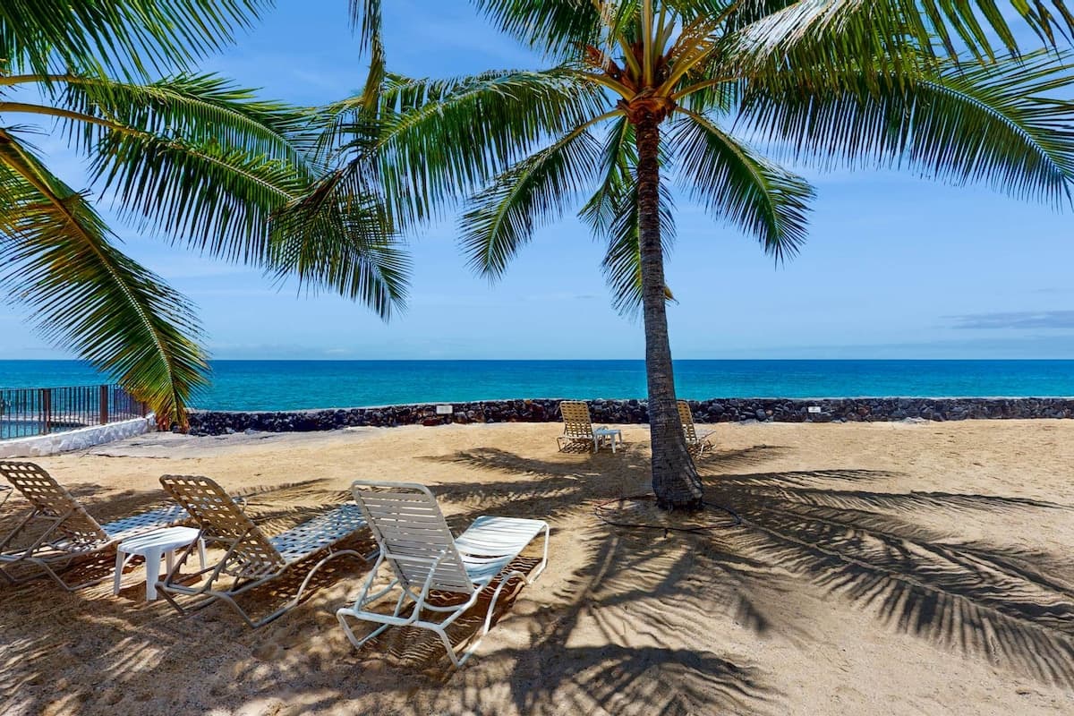 Condo in Kailua-Kona · ★4.25 · 1 bedroom · 2 beds · 1 private bath - Photo 3