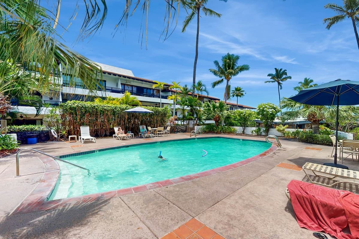 Condo in Kailua-Kona · ★4.25 · 1 bedroom · 2 beds · 1 private bath - Photo 2