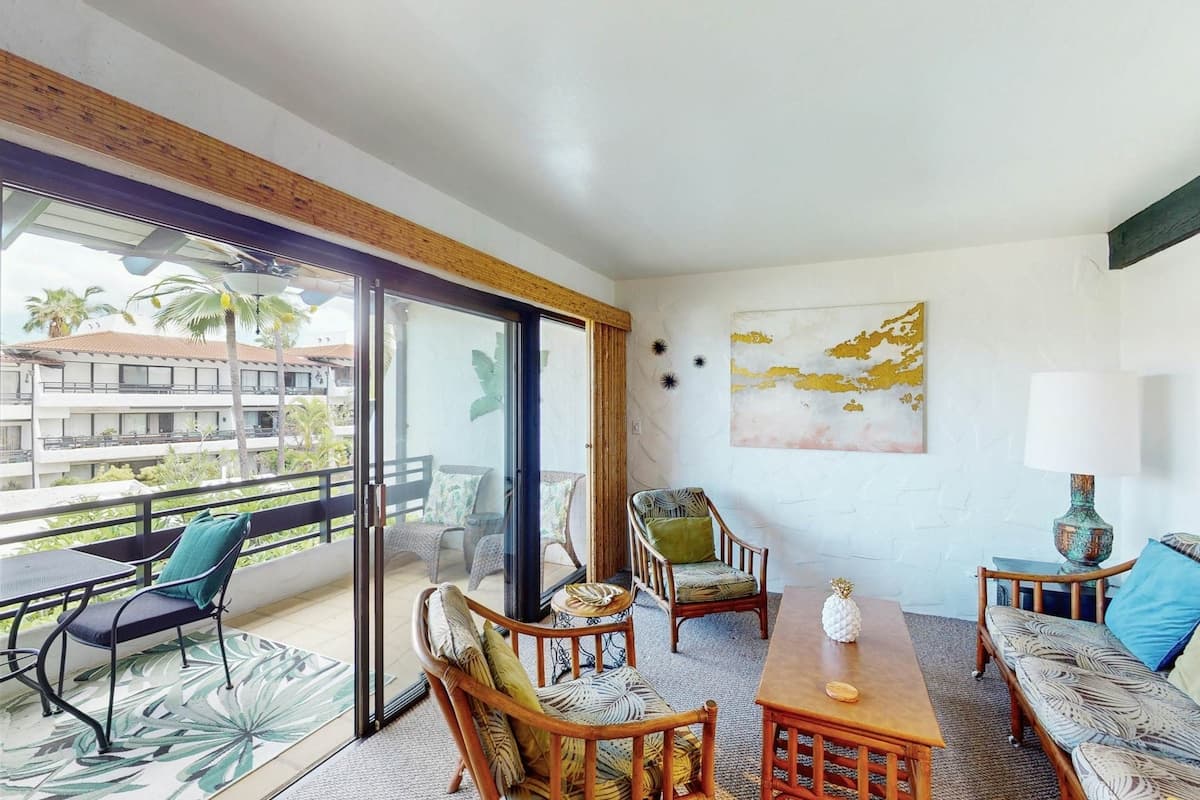 Condo in Kailua-Kona · ★4.25 · 1 bedroom · 2 beds · 1 private bath - Photo 5