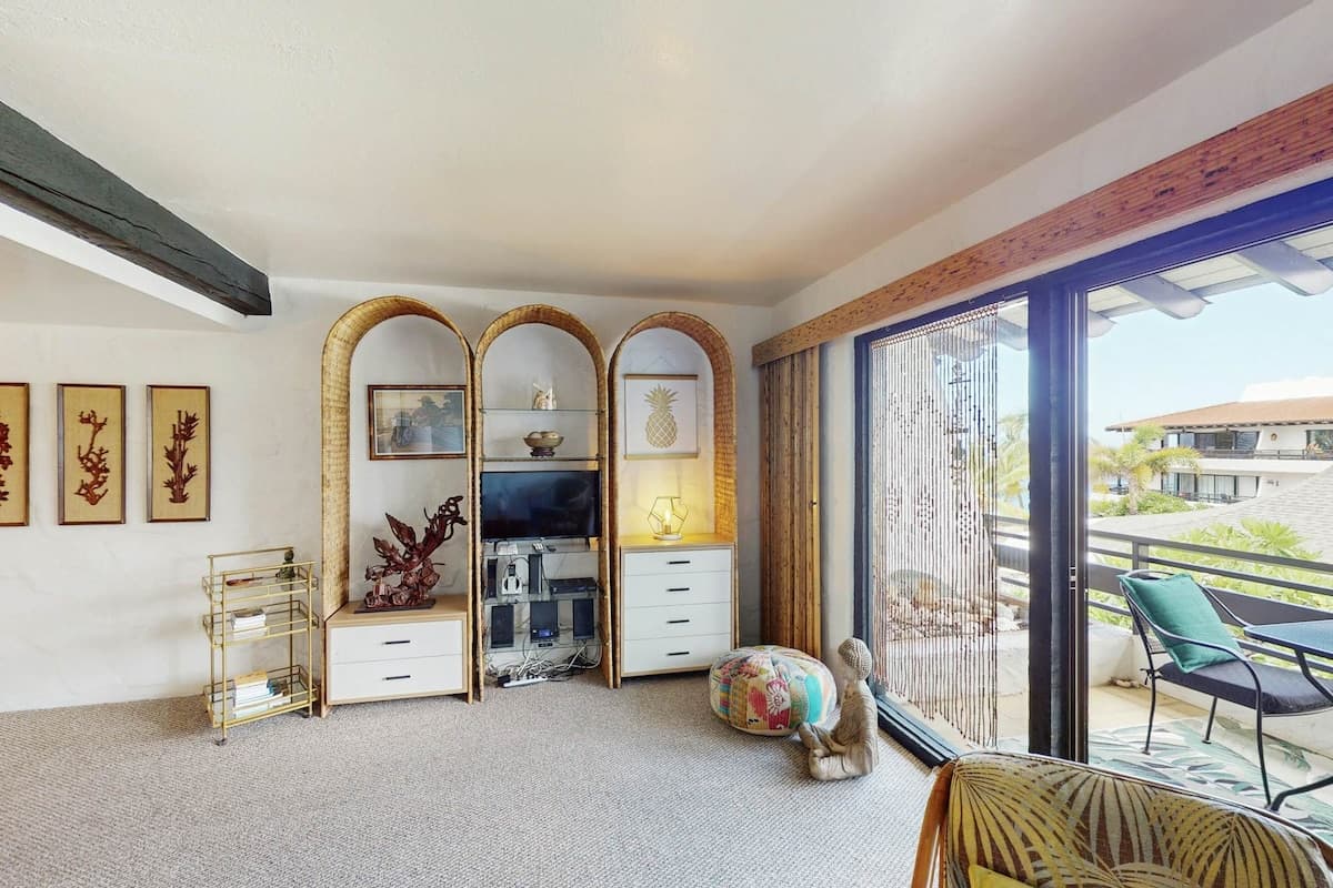 Condo in Kailua-Kona · ★4.25 · 1 bedroom · 2 beds · 1 private bath - Photo 4