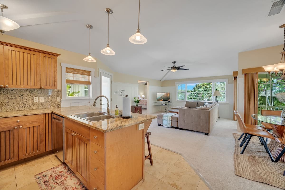 3BD/3BA condo, Near Hanalei Bay, Pool + A/C - Photo 1