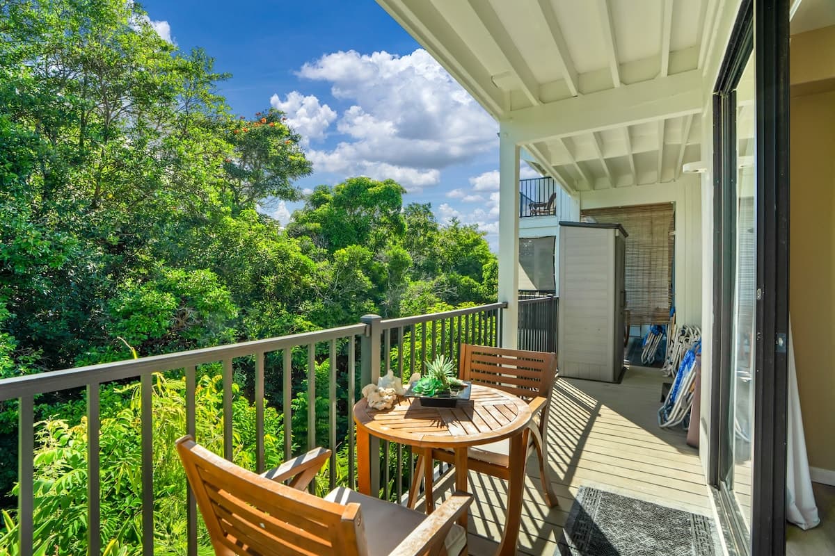 Lovely Corner Gem W/ Private Balcony, Fast WiFi - Photo 1
