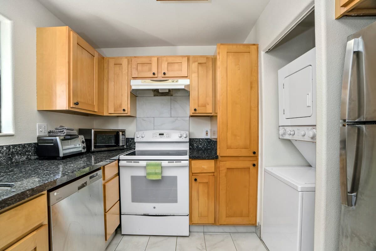 Lovely Corner Gem W/ Private Balcony, Fast WiFi - Photo 3