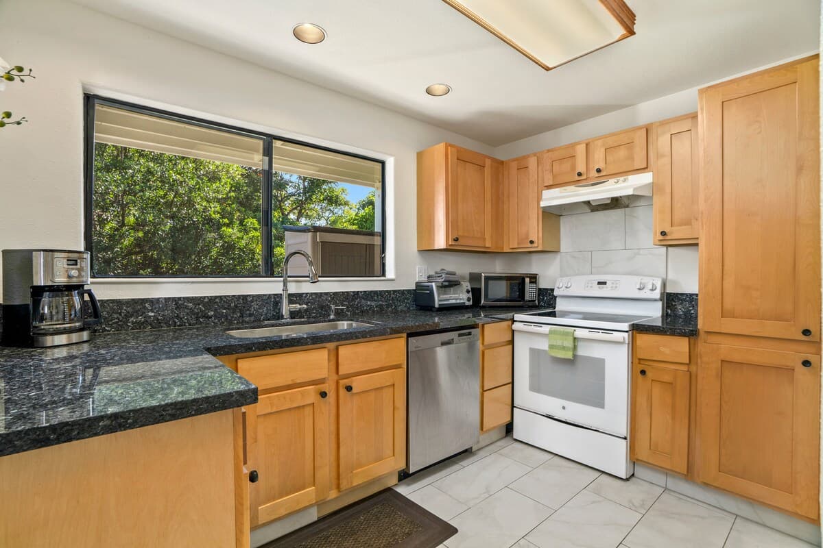 Lovely Corner Gem W/ Private Balcony, Fast WiFi - Photo 2