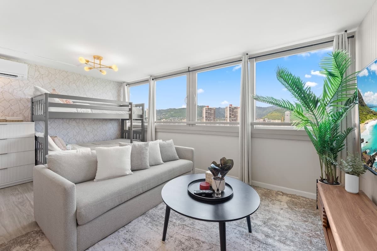 Rental unit in Honolulu · ★4.92 · 1 bedroom · 6 beds · 1 private bath - Photo 3
