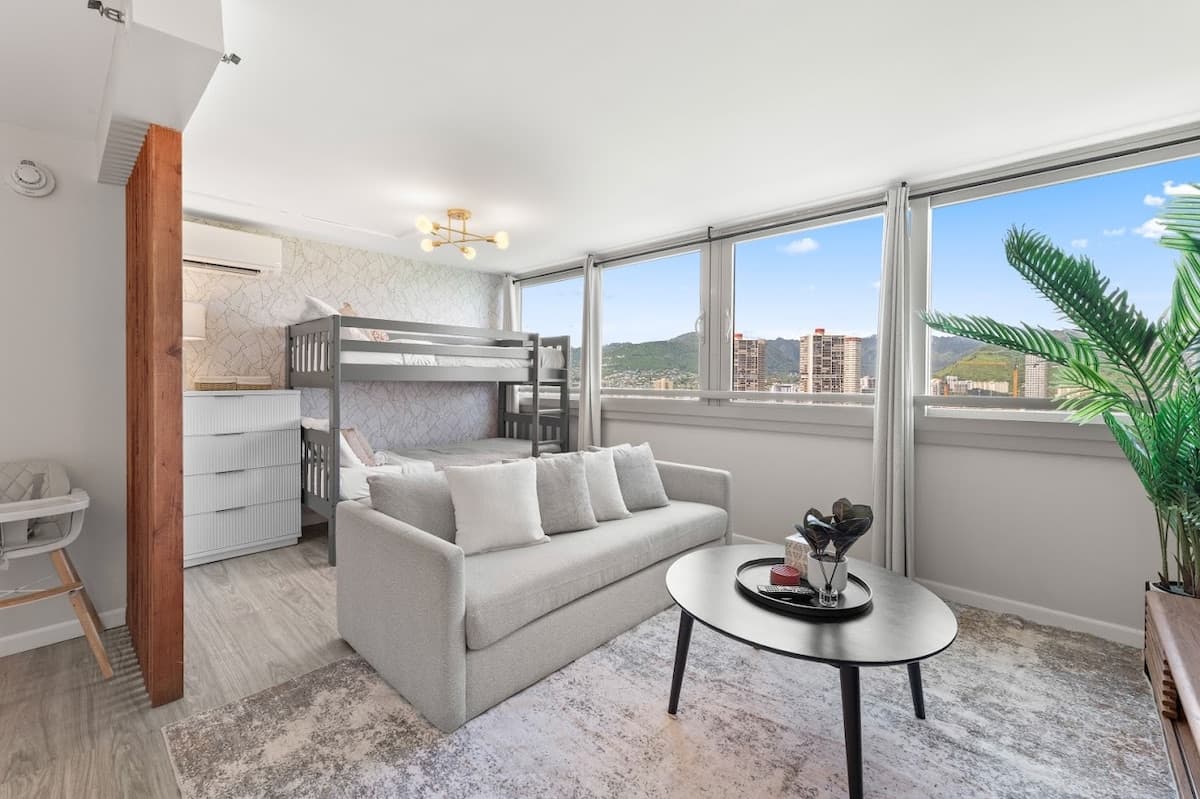 Rental unit in Honolulu · ★4.92 · 1 bedroom · 6 beds · 1 private bath - Photo 5
