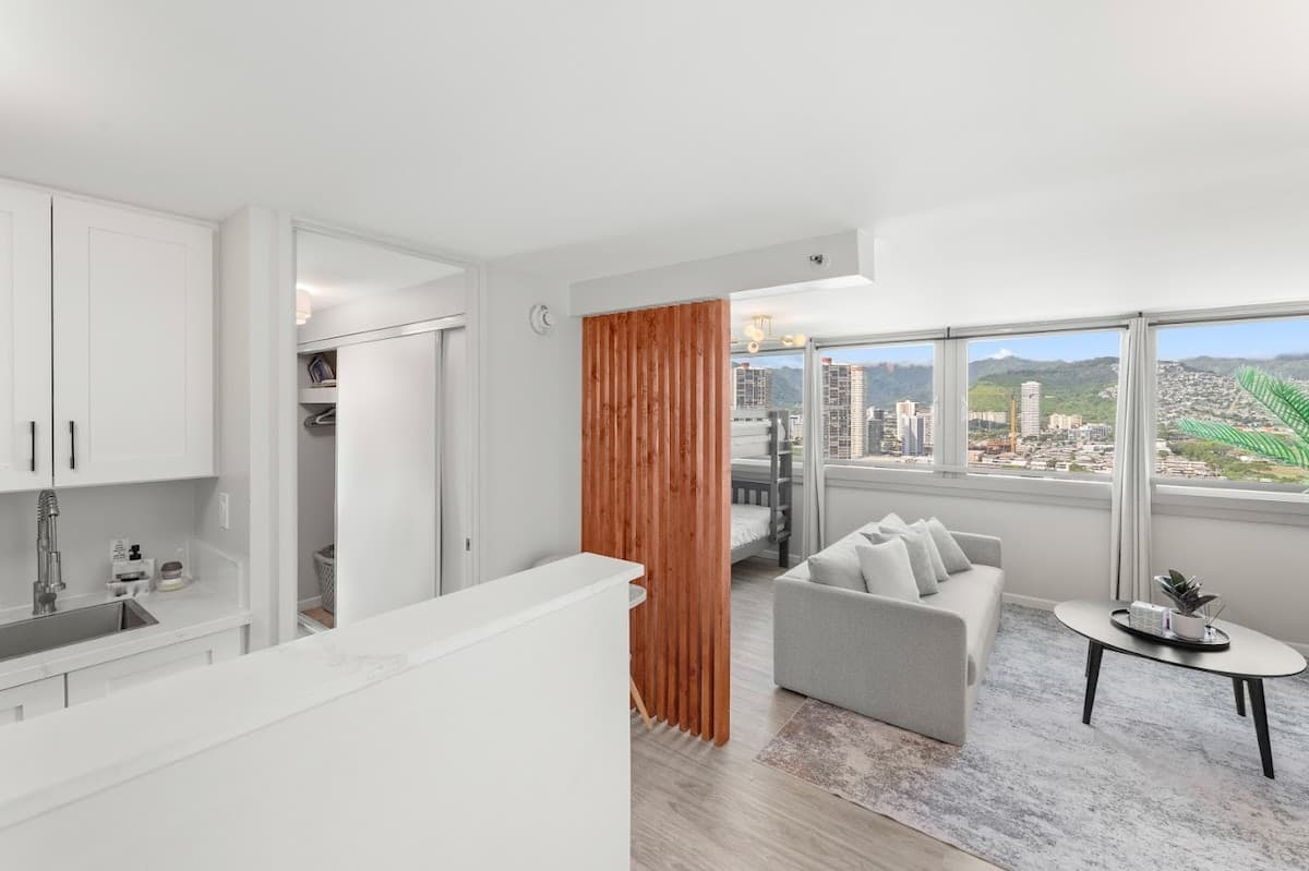 Rental unit in Honolulu · ★4.92 · 1 bedroom · 6 beds · 1 private bath - Photo 4