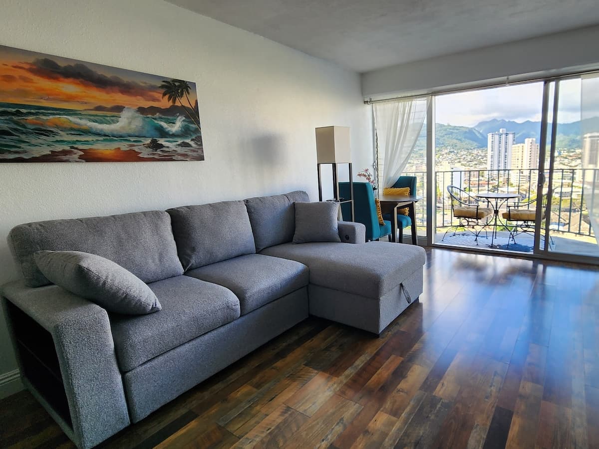 Scenic 2 BR Oasis w/Free Parking - Photo 2