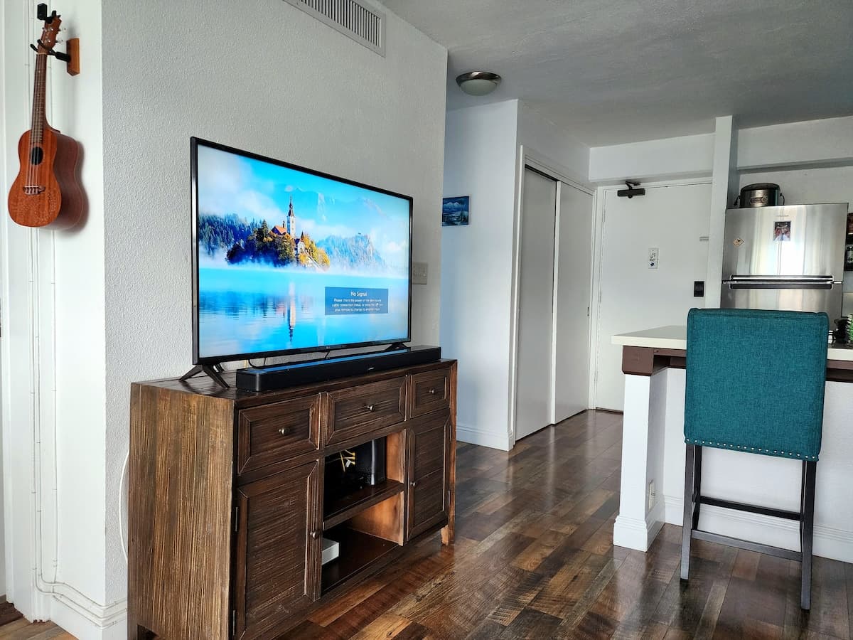 Scenic 2 BR Oasis w/Free Parking - Photo 4