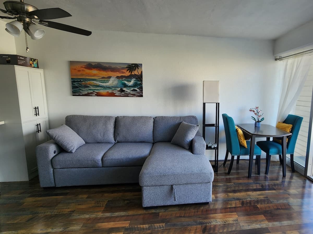 Scenic 2 BR Oasis w/Free Parking - Photo 3