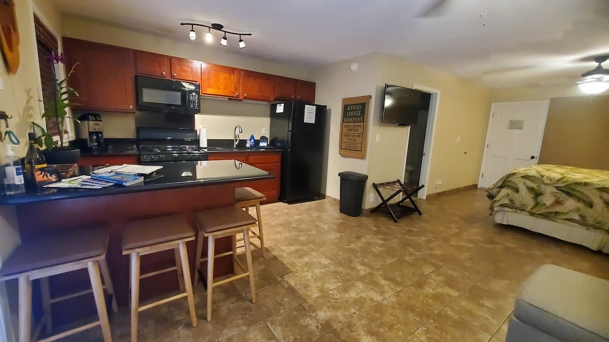 Condo in Kailua-Kona · ★4.94 · Studio · 2 beds · 1 private bath - Photo 2