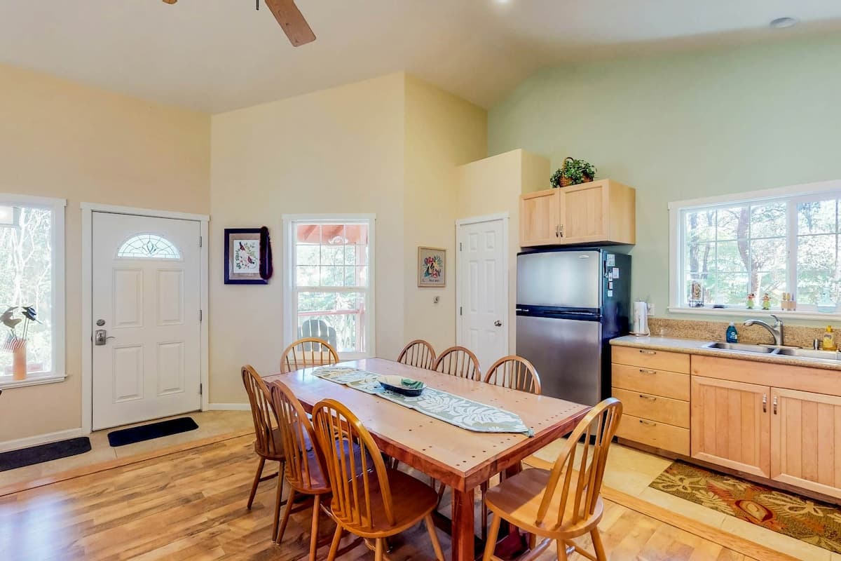 Home in Volcano · ★4.48 · 3 bedrooms · 3 beds · 3 shared baths - Photo 2