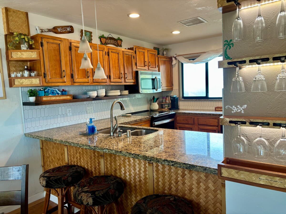 Condo in Kailua-Kona · ★4.88 · 2 bedrooms · 3 beds · 2 private baths - Photo 2
