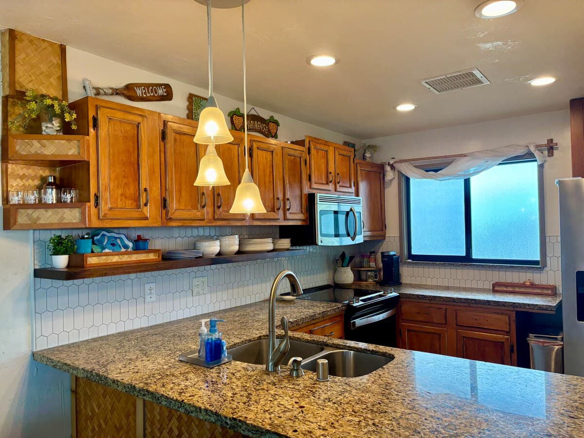 Condo in Kailua-Kona · ★4.88 · 2 bedrooms · 3 beds · 2 private baths - Photo 3