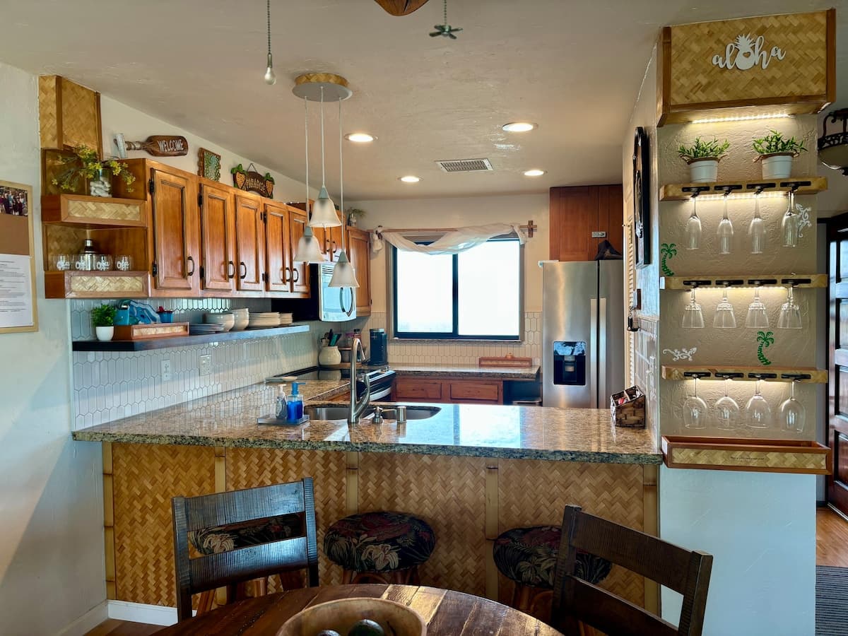 Condo in Kailua-Kona · ★4.88 · 2 bedrooms · 3 beds · 2 private baths - Photo 4