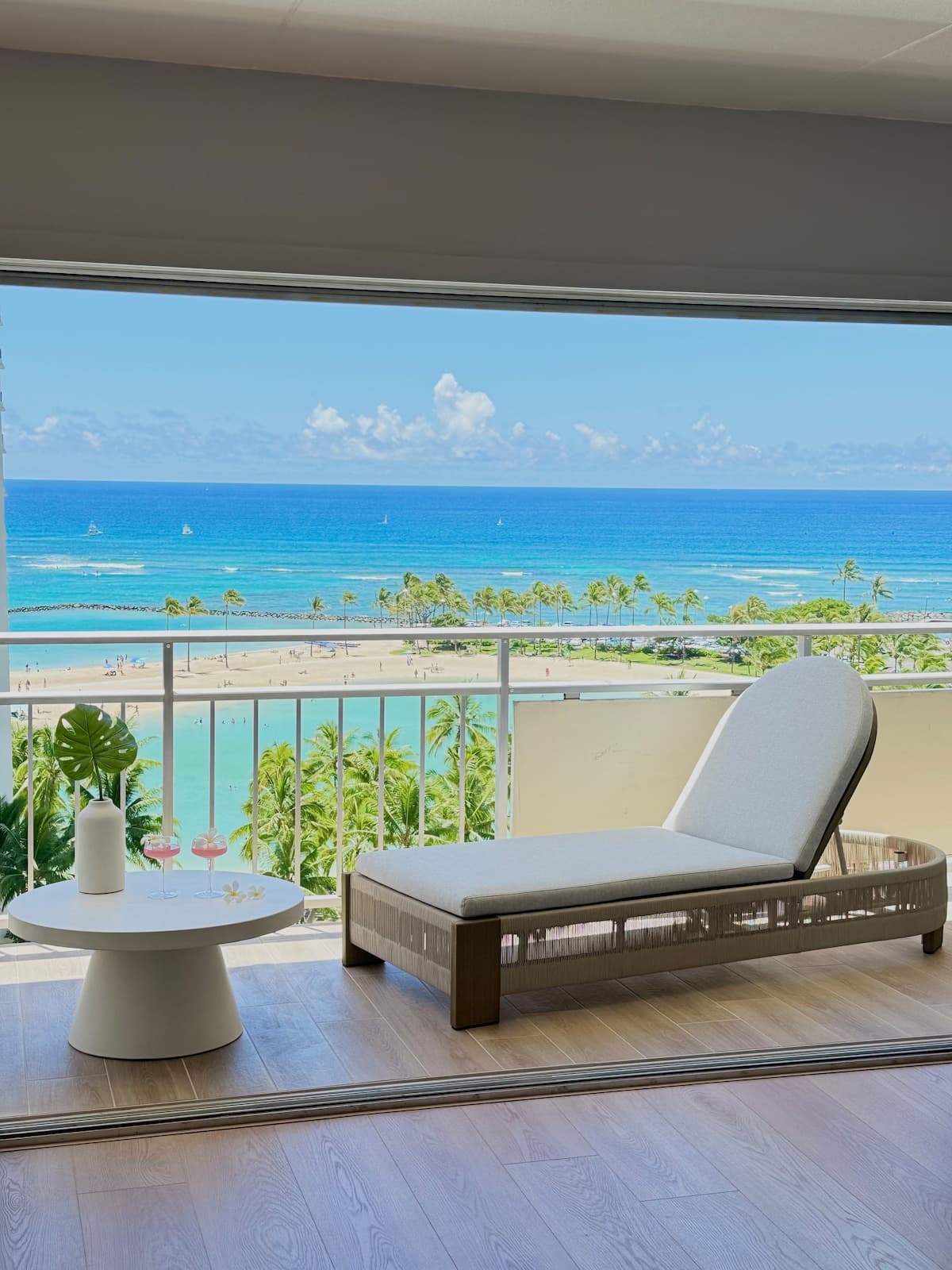 Condo in Honolulu · ★4.97 · 1 bedroom · 2 beds · 1 private bath - Photo 4