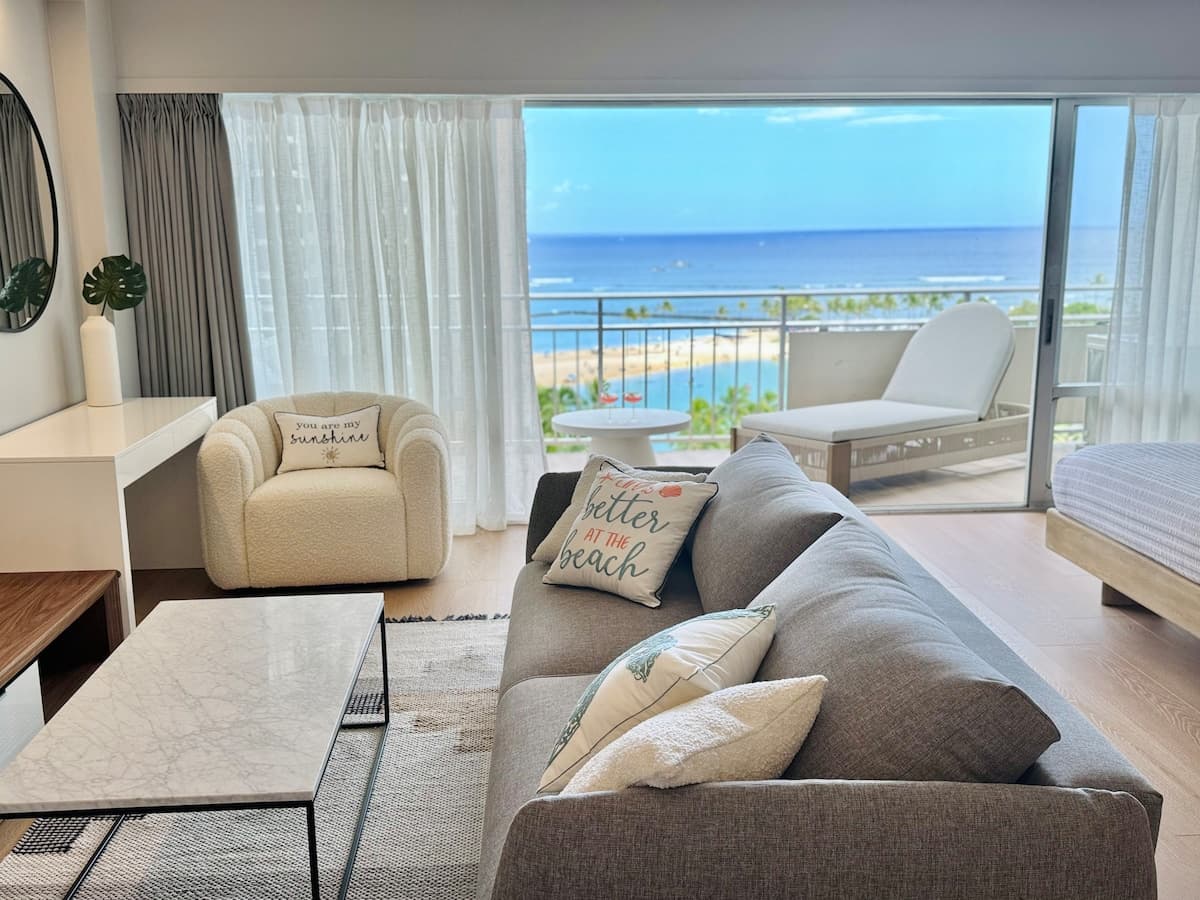 Condo in Honolulu · ★4.97 · 1 bedroom · 2 beds · 1 private bath - Photo 2