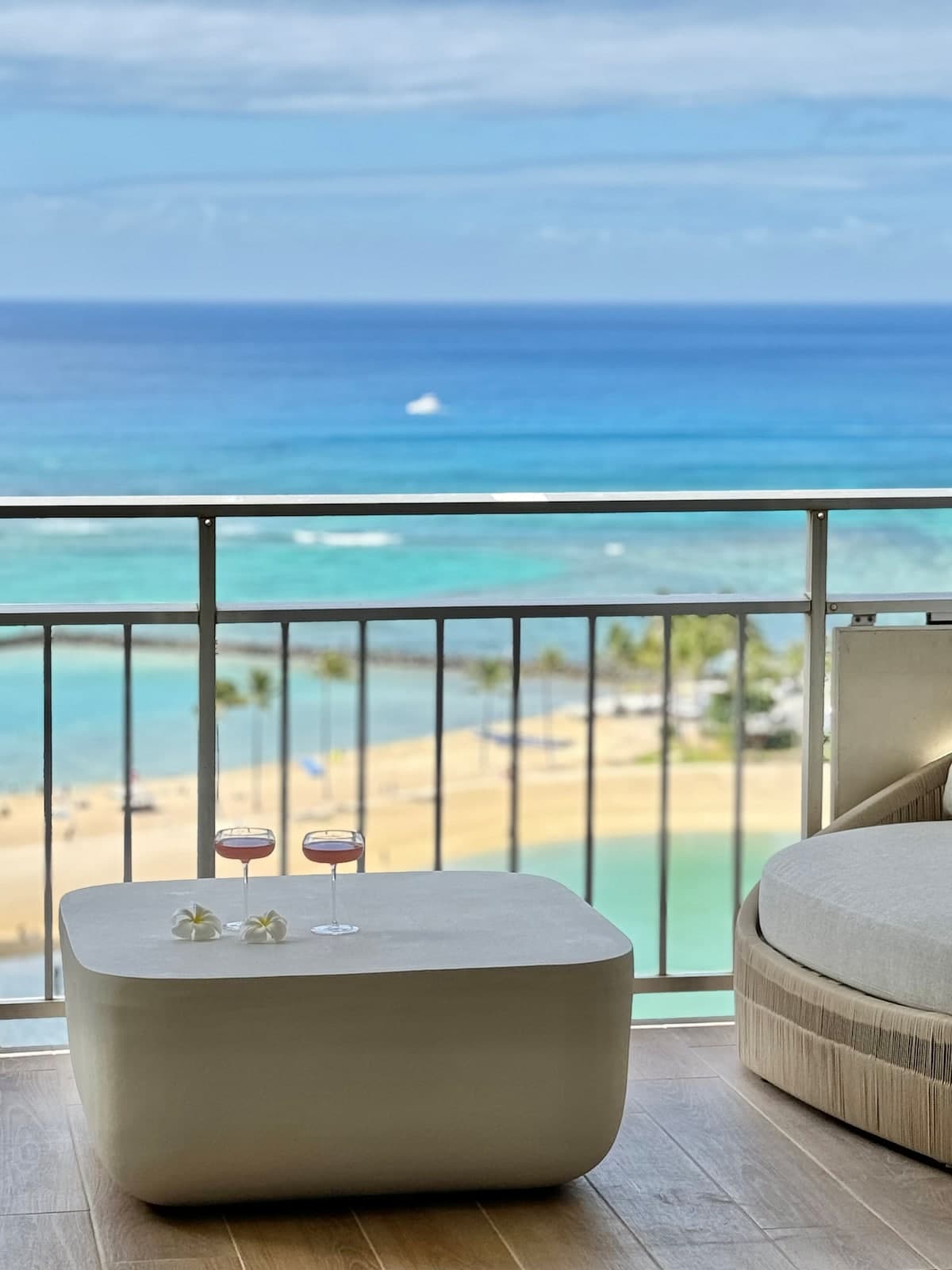 Condo in Honolulu · ★4.94 · 1 bedroom · 2 beds · 1 private bath - Photo 5
