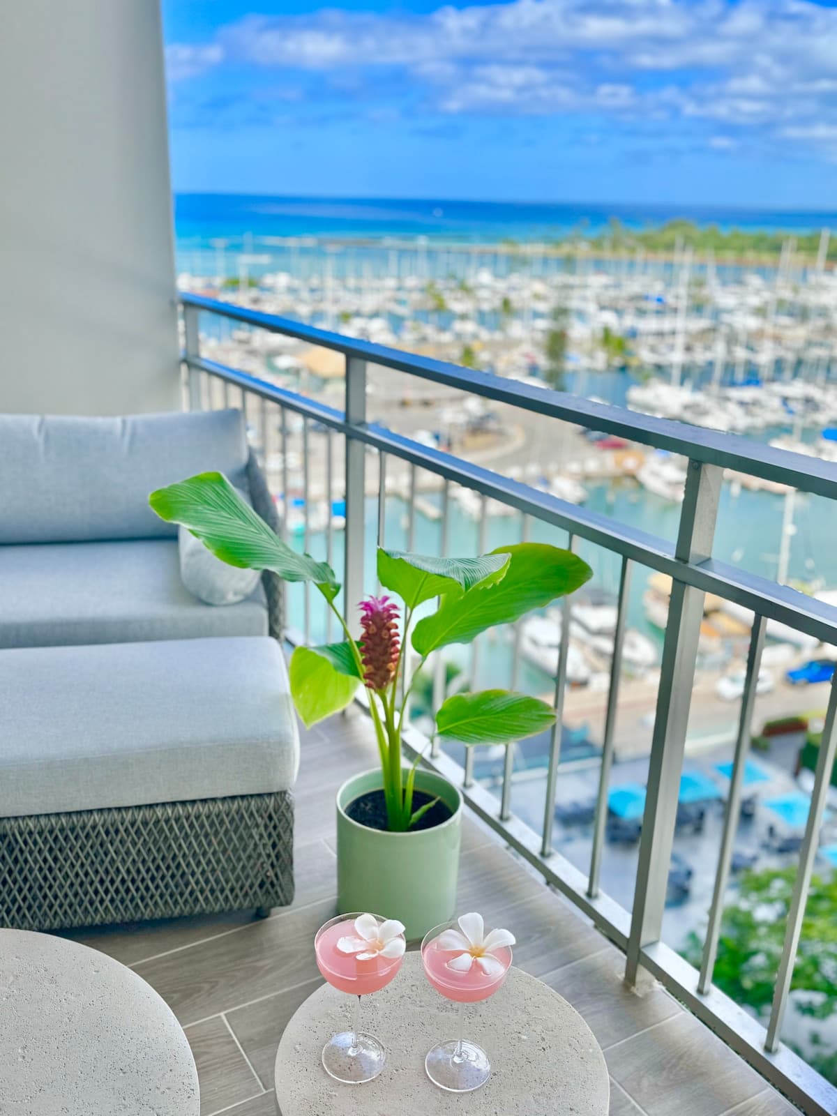 Condo in Honolulu · ★4.94 · 1 bedroom · 2 beds · 1 private bath - Photo 5