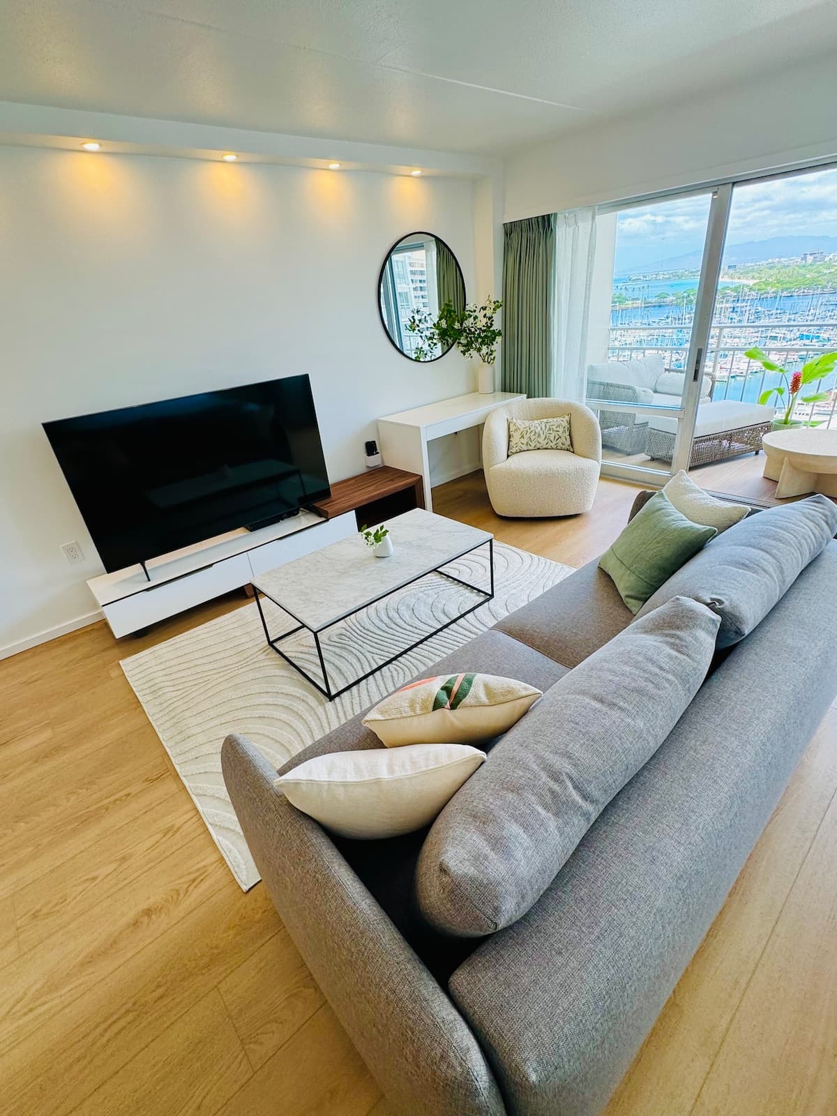 Condo in Honolulu · ★4.94 · 1 bedroom · 2 beds · 1 private bath - Photo 2