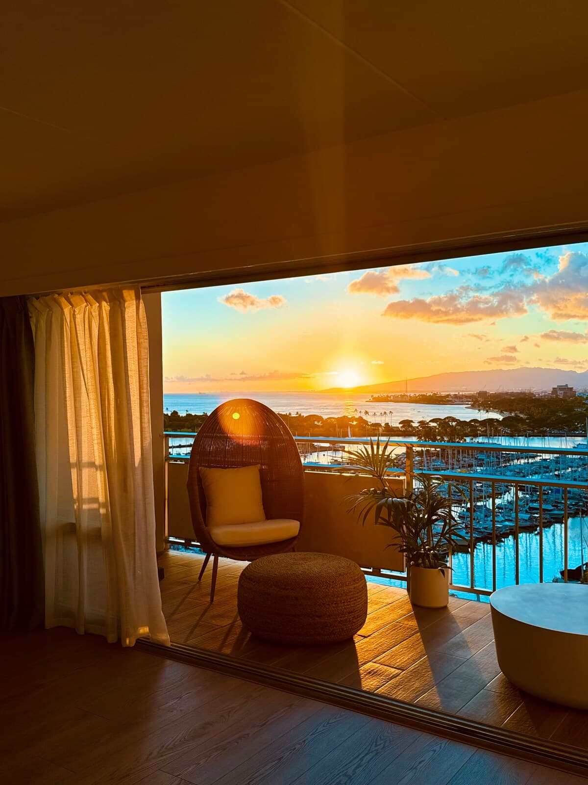 Condo in Honolulu · ★4.97 · 1 bedroom · 2 beds · 1 private bath - Photo 5