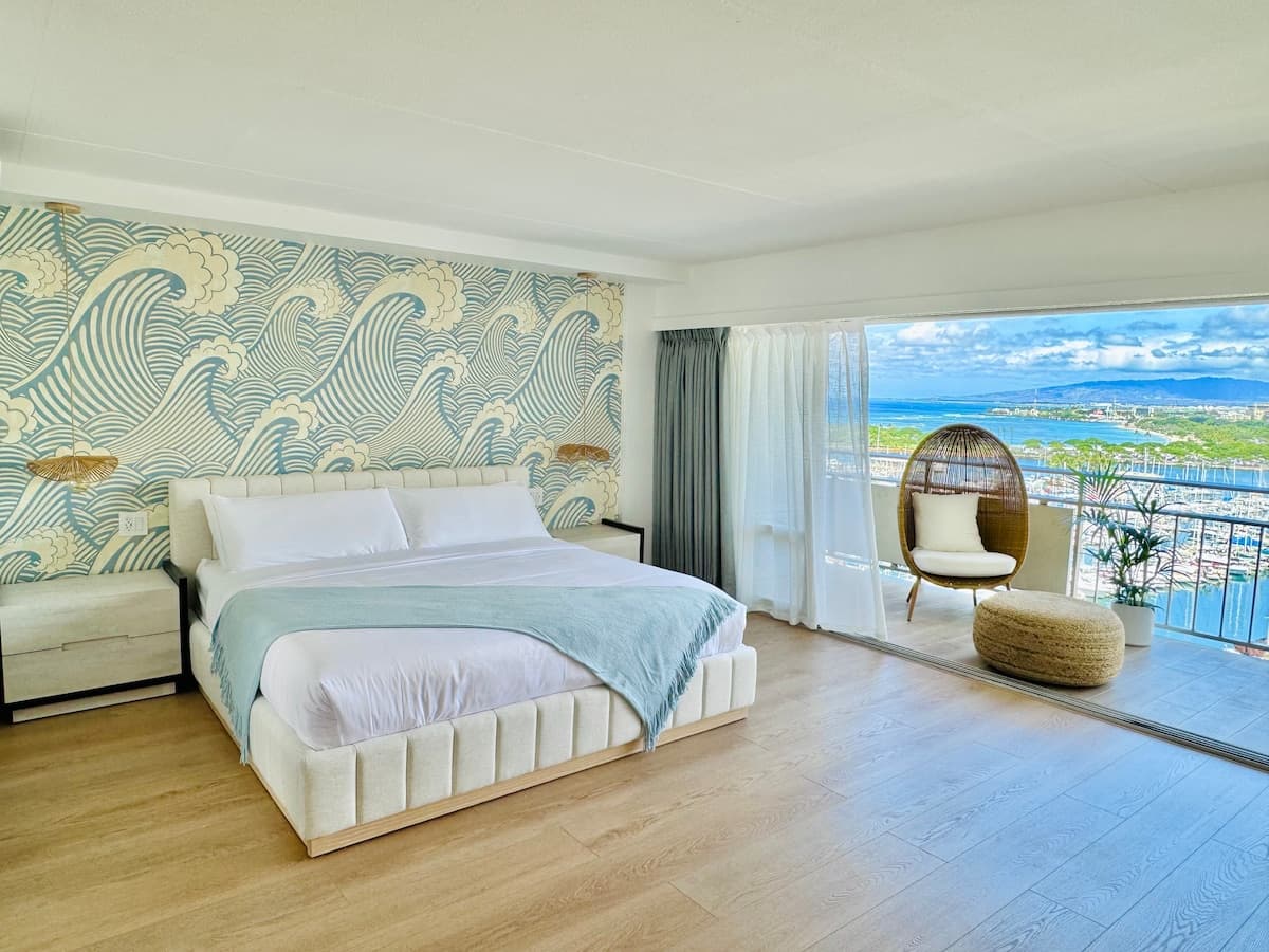 Condo in Honolulu · ★4.97 · 1 bedroom · 2 beds · 1 private bath - Photo 2