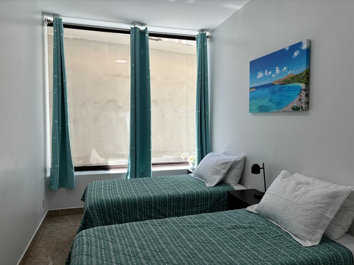 Condo in Honolulu · ★4.76 · 2 bedrooms · 4 beds · 1 private bath - Photo 3