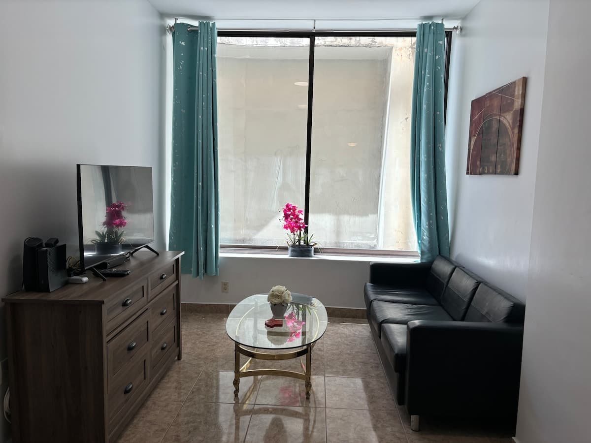 Condo in Honolulu · ★4.76 · 2 bedrooms · 4 beds · 1 private bath - Photo 4