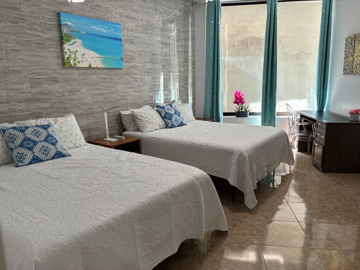 Condo in Honolulu · ★4.76 · 2 bedrooms · 4 beds · 1 private bath - Photo 2