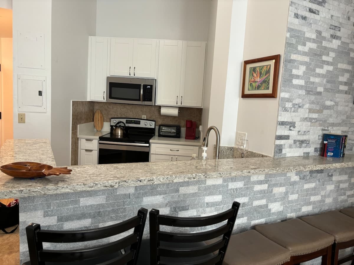 Condo in Honolulu · ★4.76 · 2 bedrooms · 4 beds · 1 private bath - Photo 5