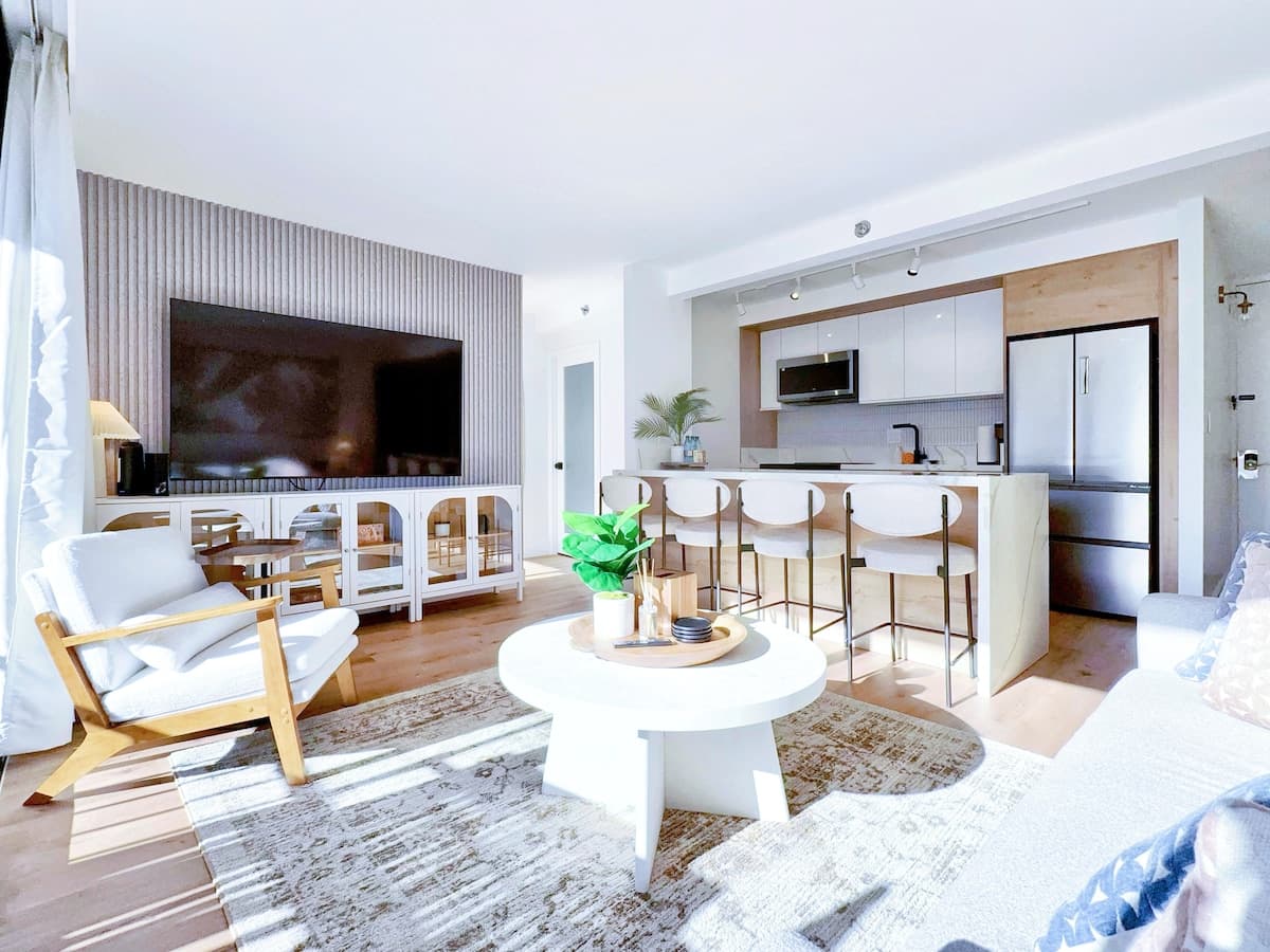 10FL-Upscale Tropical 1BR-Near Beach w/Parking - Photo 1
