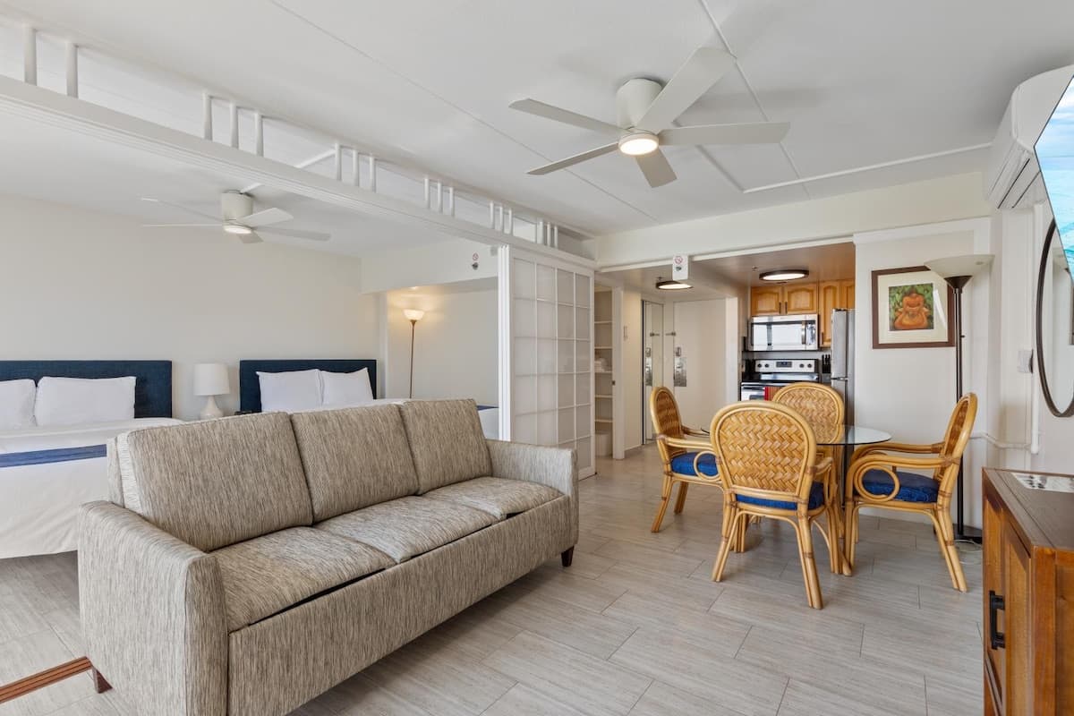 Condo in Honolulu · ★4.72 · 1 bedroom · 3 beds · 1 private bath - Photo 5