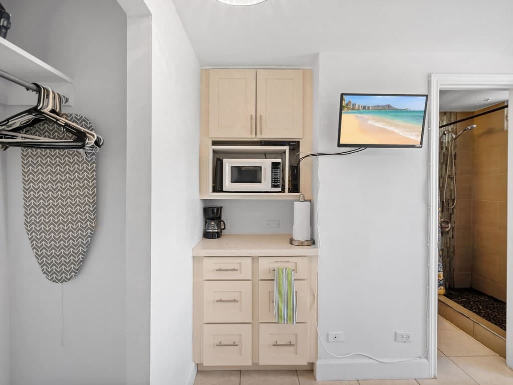 Waikiki Beach 2 Min Walk | Private Balcony Studio - Photo 1