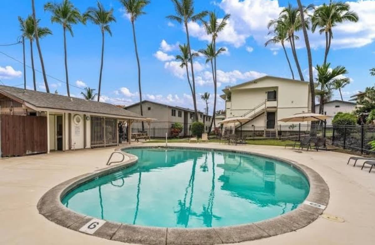 Condo in Kailua-Kona · ★4.95 · 2 bedrooms · 2 beds · 1 bath - Photo 1